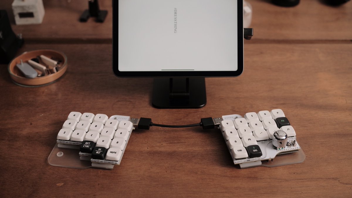 一*師様 DRESSTHING キーボード　iPad mini iPad iPad mini専用キーボード #DRESSTHING にHDMIケーブルを使った左右分割