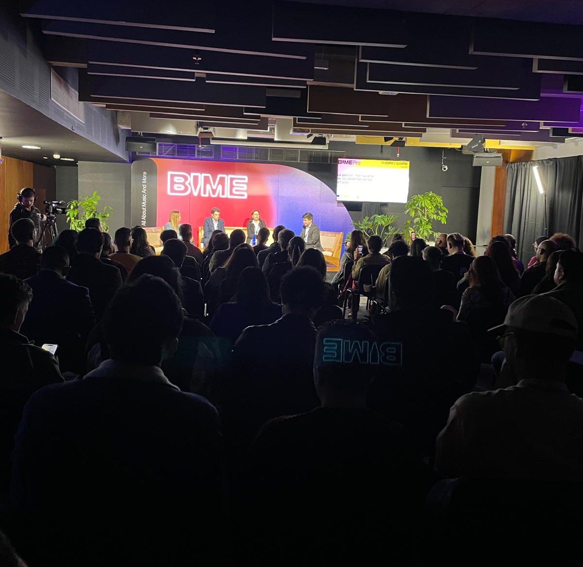aieartistas's tweet photo. @reinosiano @sonarfm @sanchezsebasj @Derechodeautor @SoniemPeru @alvarohpinzon @vickyecheverri @BIMEnet_ Finaliza el panel @aieartistas en @BIMEnet_ Bogota 2024 con la última reflexión de Álvaro Hernández-Pinzón: "Los #artistas tenéis que presionar a los gobiernos para que regulen el cobro de las regalías por el uso de vuestra #música en las plataformas digitales, es el reto actual" https://t.co/tP81vCeCap