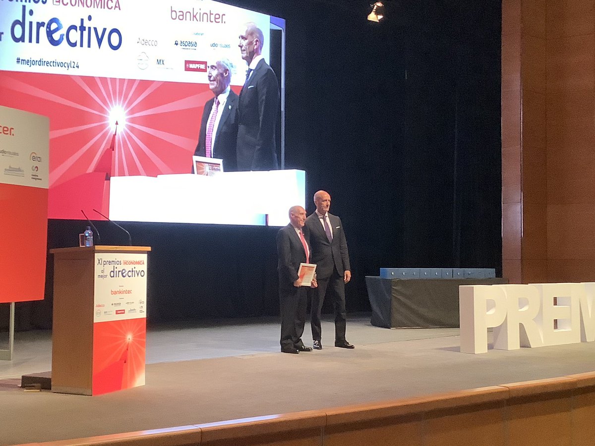 #mejordirectivocyl24 Premio de Honor: José Ramón Perán, director general de @CARTIFCT, recoge el premio de manos de Joaquín da Silva, subdirector general y director territorial Noroeste de @Bankinter