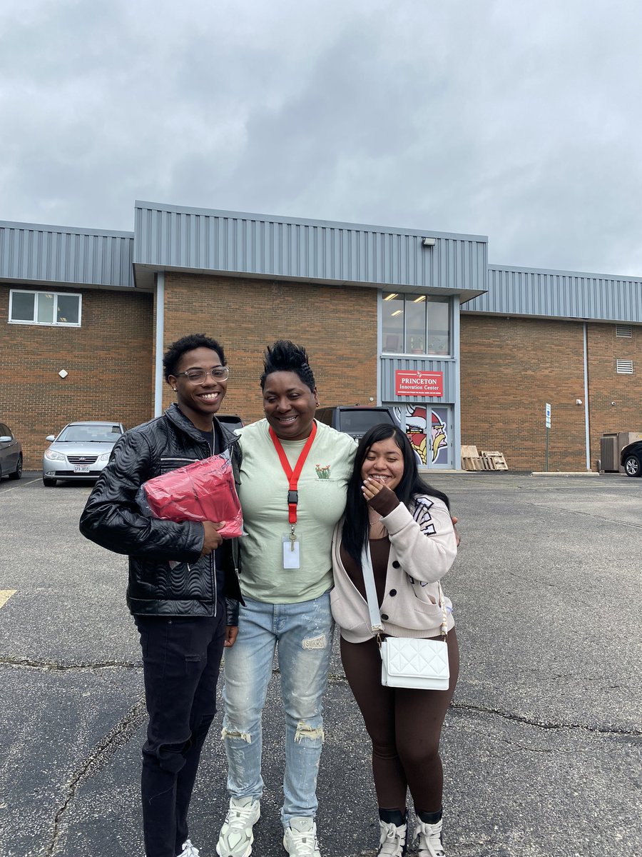 Captured a beautiful moment between grads and a staff member! “This is real support you helped me more than anybody!” Shoutout to Tonya Terrell and IC <a href="/PCSDViking/">PCSDVikings</a>  #vikingDiFF