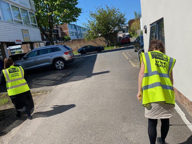 We❤️ Litter…well collecting it anyway!
Our fantastic team at #shenfield have been out & about picking up litter to keep our streets as clean as possible
In association with @RelocationAgent @Agents_Giving @KeepBritainTidy we are on a mission to pick up litter wherever we find it