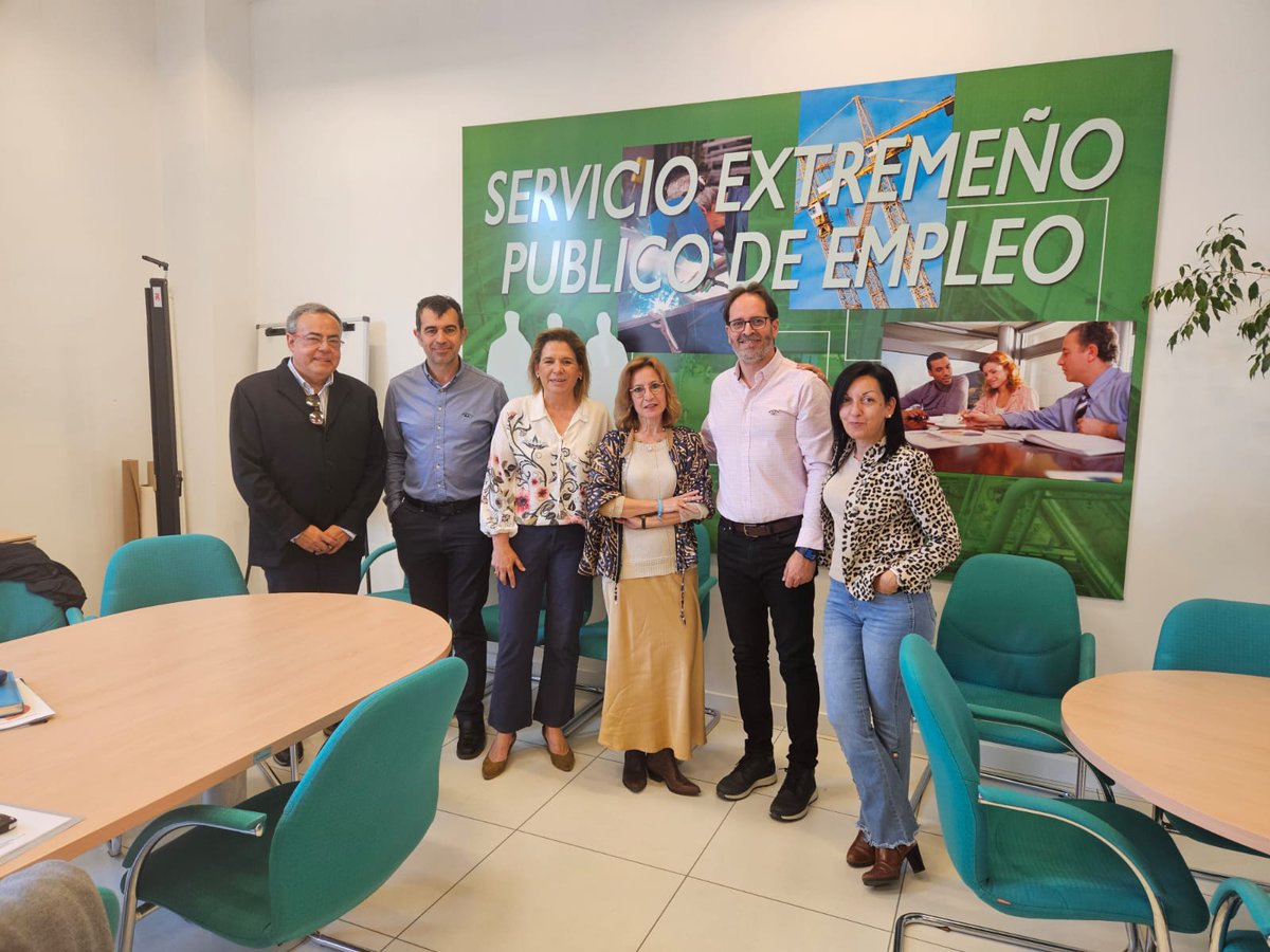 La secretaria general de Empleo, Celia Derecho, y la directora general de Formación para el Empleo, María José Nevado, se reúnen con @CaritaPlasencia. ✅ Reunión para desarrollar políticas activas de empleo destinadas a los colectivos más vulnerables, junto a @extremtrabaja.