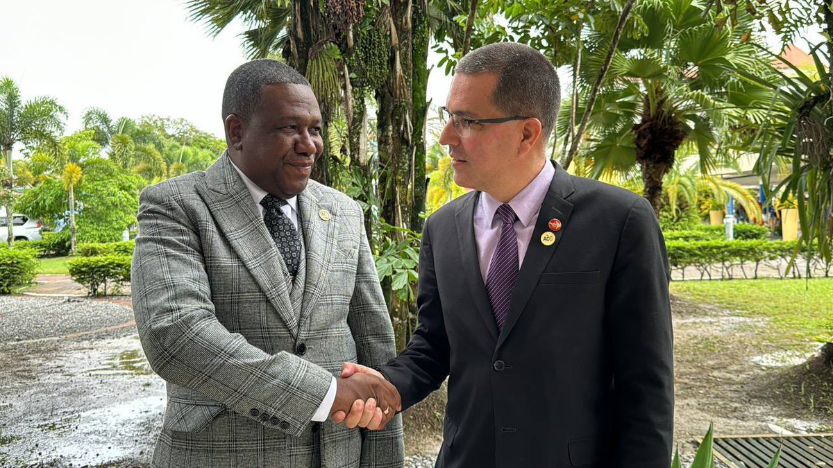 #EnFotos 📸 | En el marco de la 29° Reunión del Consejo de Ministros de la @ACS_AEC, el secretario ejecutivo Jorge Arreaza @jaarreaza se reunió con el canciller de Santa Lucía 🇱🇨, Alva Baptiste para avanzar en la ejecución de la Agenda Estratégica 2030. #9Mayo #ACSSCE2024