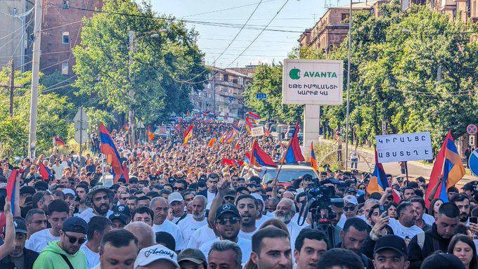 В Арменії десятки тисяч людей потребують відставки Пашиняна - йому дали годину на складання повноважень.. Злітав до Хуйла😄