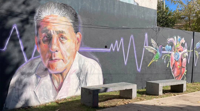 Hoy, al cumplirse 57 años del primer bypass, se restauró el mural en honor a Favaloro en #AlmiranteBrown. 💖 Gracias a los artistas locales, los rincones brillan con amor y color. ¡Orgullo browniano! 🎨🌟 tinyurl.com/2943djtb #RenéFavaloro #BypassCoronario #ArteUrbano 🎉