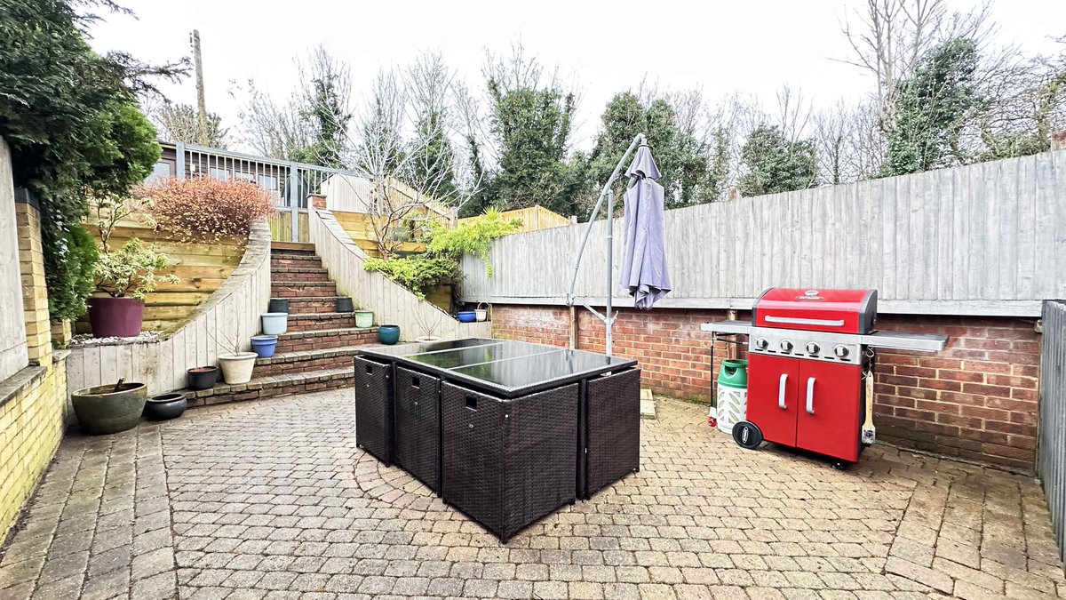 FOR SALE 🏘

ELIZABETH STREET, GREENHITHE, KENT
Asking Price: (GUIDE PRICE) £425,000
FREEHOLD

garylintorn.com/properties/eli…

Located within minutes of Stone Crossing Train Station, Bluewater Shopping Centre and the A2/M25 is this fabulous Four Bedroom Extended Town House.