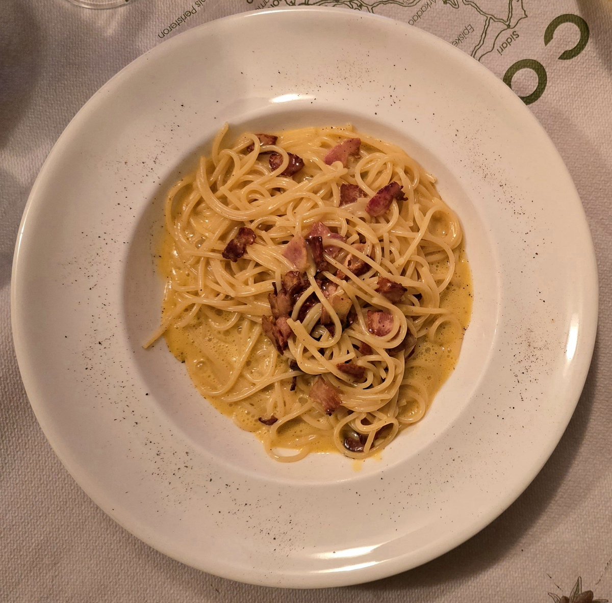 Abendessen heute mal beim Italiener 'Aglio e Olio' in Kerkyra (Korfu Stadt). Die Spaghetti Carbonara sind OHNE Sahne, ich bin begeistert! 😁