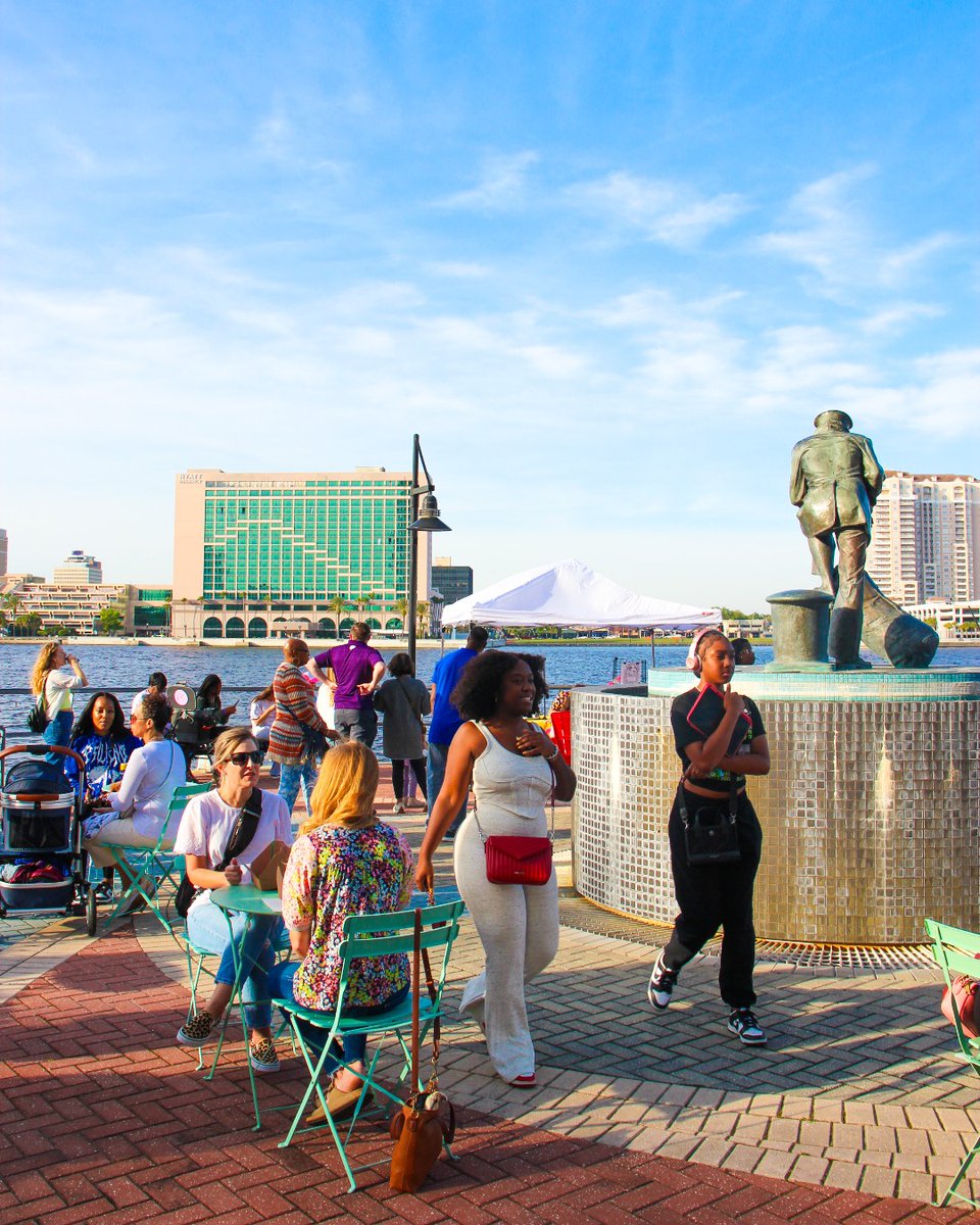 Next Thursday! Join us for May's Sip & Stroll Presented by @PNCBank on May 16th from 5-8 p.m. on the Southbank Riverwalk! ⭐️🌊🍷 Stroll alongside the St. Johns River during sunset, with a drink in hand, stopping to grab food and drinks as you go! 👟🍸🎶 DTJax.com/sipandstroll