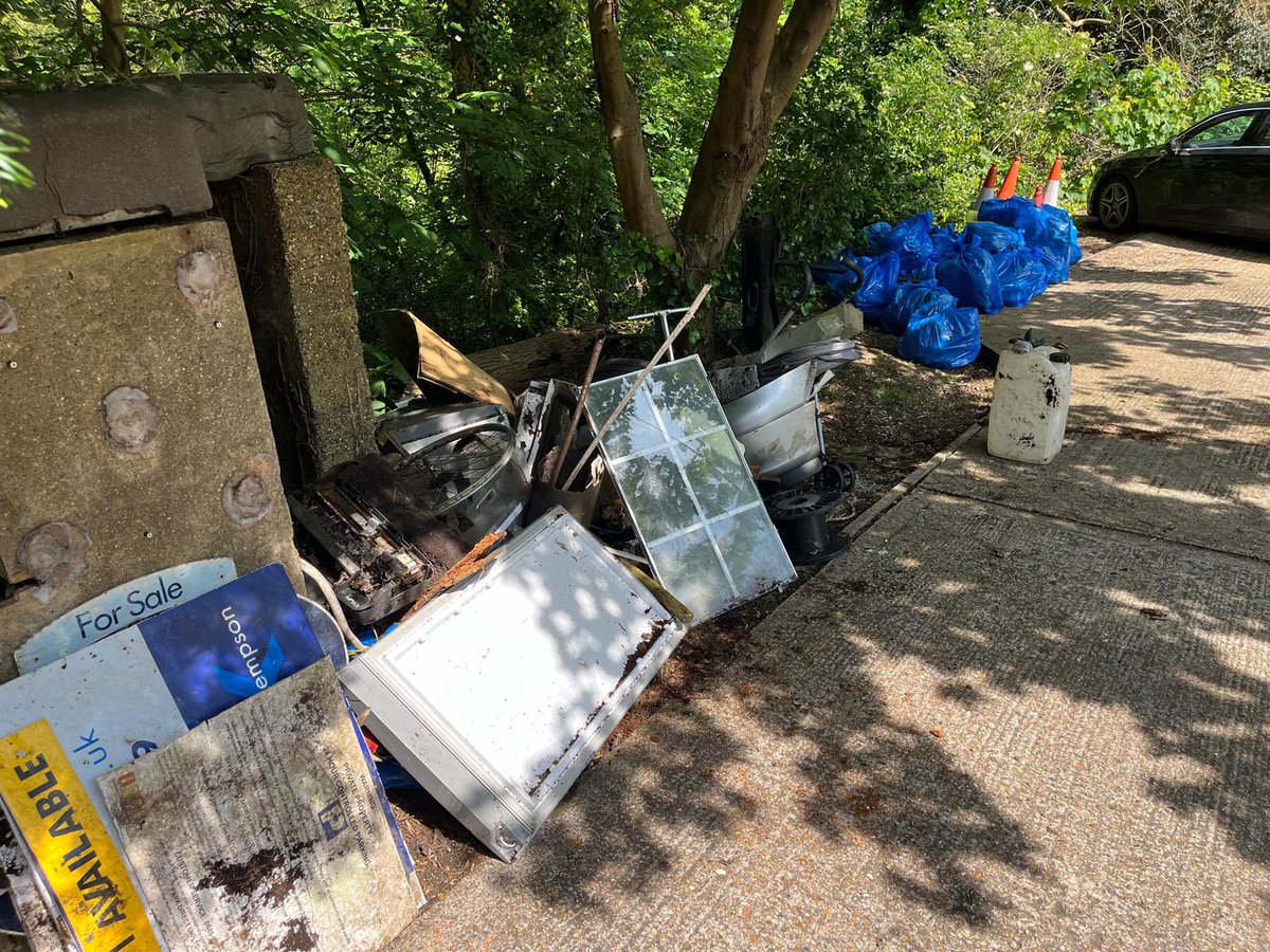 @BrentPollution and @CanLager responded to a request from @pralford54 to tackle historic rubbish at beautiful Boles Meadow in #Hanwell. Fun in the sun for the team of 13 and an estimated 1.5 tonnes rubbish removed. We’ll be back for the rest.