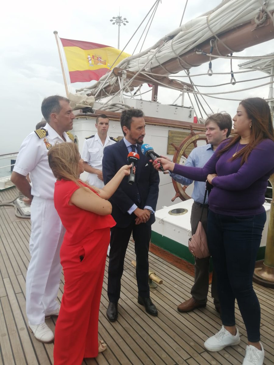 📸 Atendiendo a los medios de comunicación panameños y @EFE_ACENTRAL para compartir la inolvidable experiencia de la visita a Panamá 🇵🇦 del buque escuela de @Armada_esp 🇪🇦 #JuanSebastianDeElcano ⚓