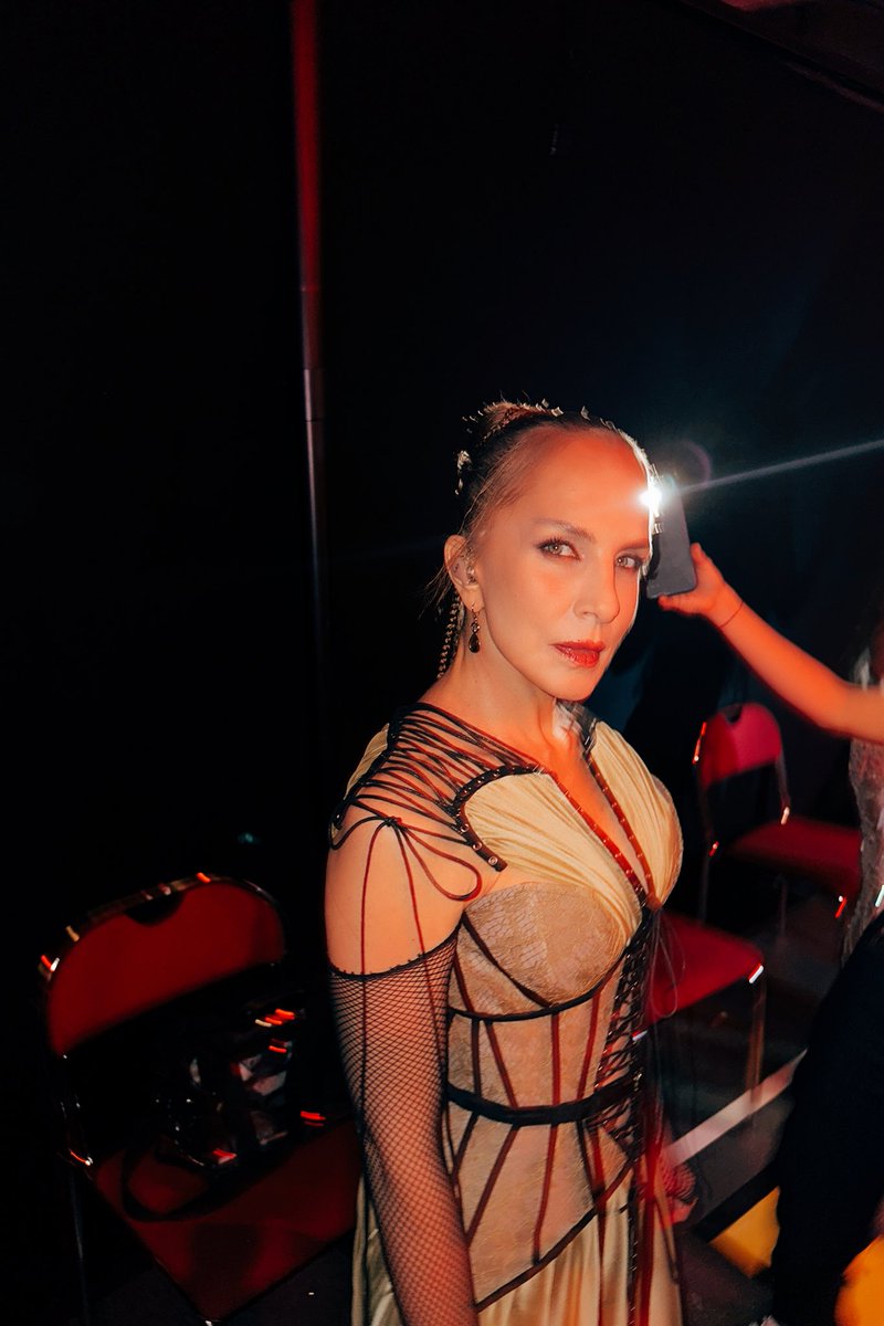 Ayy çok heyecanlı 😍 Bizim buralarda 22:00 sizin saatinizle 23:00 gibi Eurovision youtube kanalında buluşalım mı? ❤️‍🔥 Bana şans dileyin ✌🏻😘 #eurovision #everywaythatican 

Saç, makyaj: @zeynepdombaycioglu
Elbise: @studiotayfunkaba 
Styling: @seydasozuer 
Fotoğraf: <a href="/gurdenizb/">GB</a>