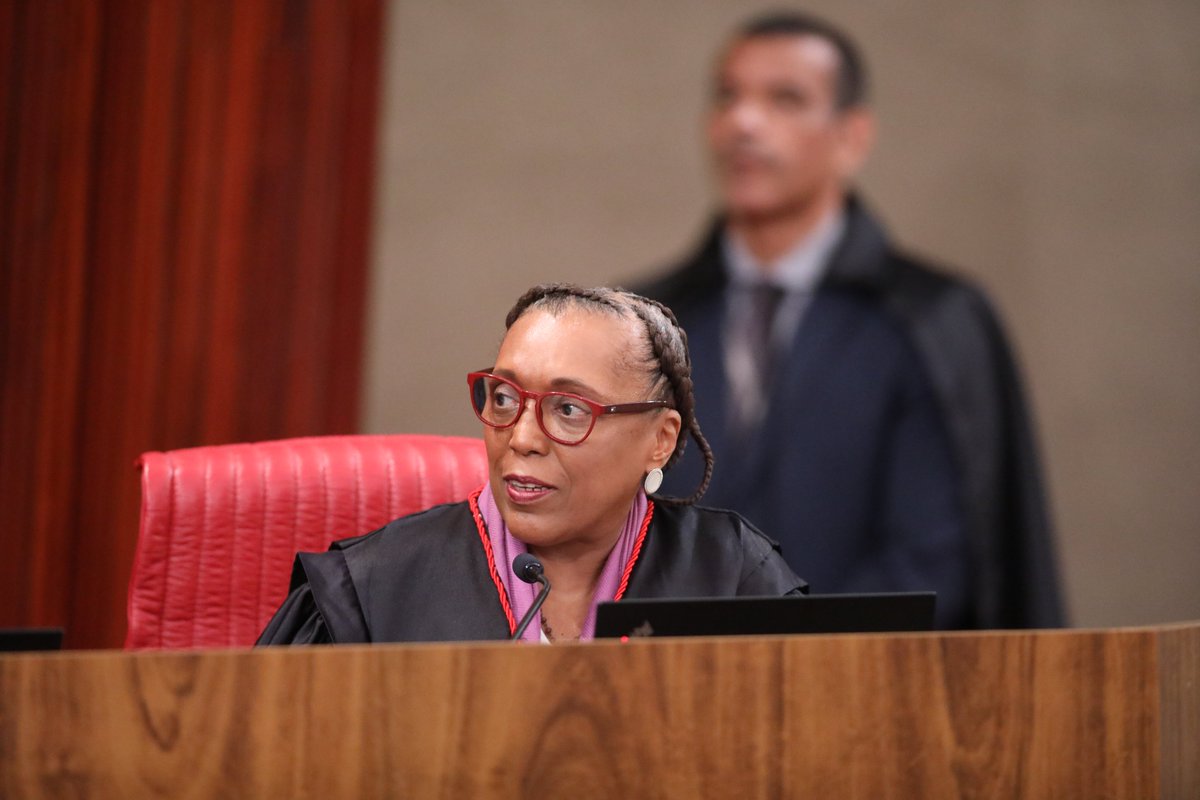 Pela primeira vez, duas ministras negras compõem a bancada do Plenário do @TSEjusbr. Composição da Corte na sessão plenária desta quinta (9/5) foi marcada por maioria feminina: bit.ly/Nota4_SessaoTS… ⚖️ #SessãoTSE