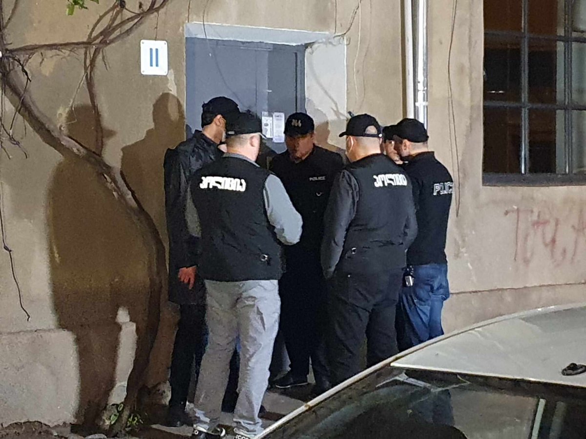 Heavy police presence at the apartment of military blogger Ucha Abashidze, who is reportedly being held by police at his home and prevented from contacting a lawyer. A group of activists is also gathering there. #TbilisiProtests 📷 Anano Asatiani