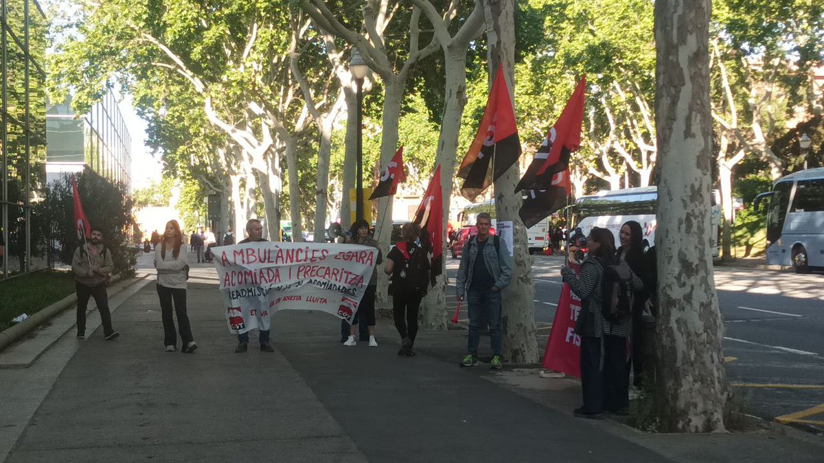 CGTEnsenyament's tweet photo. I, després de la grandísima #VagaPAE d'avui, hem anat a dir-li a @Esquerra_ERC que deixin de vendre'ns fum i que apliquin d'una vegada el 6 per cent del Pressupost a Educació.
#VolemEl6perCent 
#EmergènciaEducativa https://t.co/hBFJlBIr5U