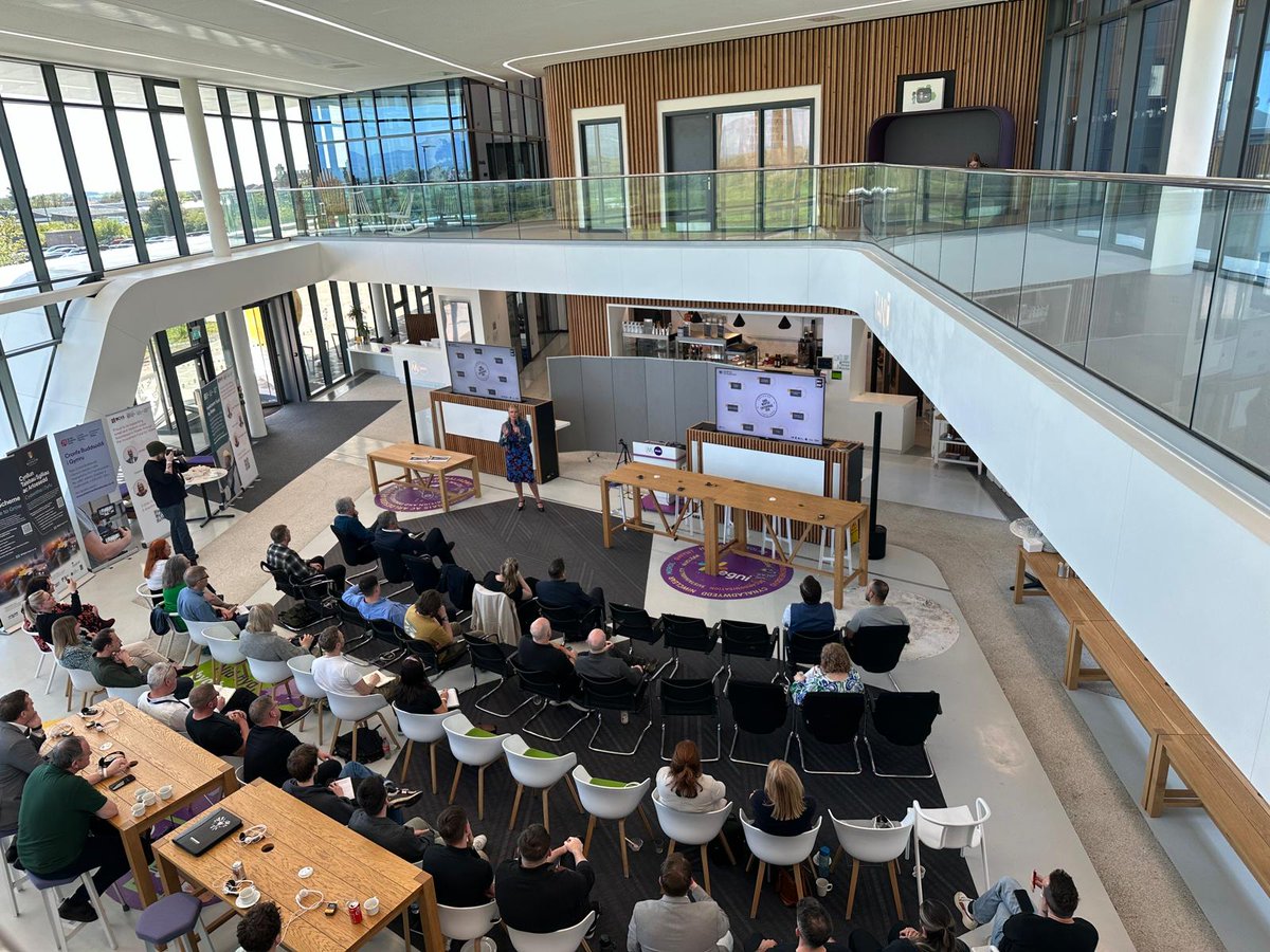 Anna yn cyflwyno beth sydd gan yr Hwb Menter i'w gynnig yn Cynhadledd Cyllid ac Arloesi @M_SParc heddiw🎤Diwrnod gwych yn creu cysylltiadau Anna presenting what the Ent Hub has to offer at @M_SParc's Finance & Innovation Conference today.🎤Great day making connections #UKSPF