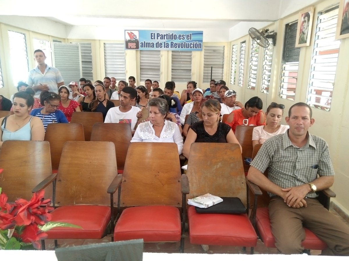 Intercambio de las autoridades del municipio #CautoCristo con jóvenes reservas de cuadros. En ellos está garantizada la continuidad de la Revolución. #GranmaVencerá #Cuba