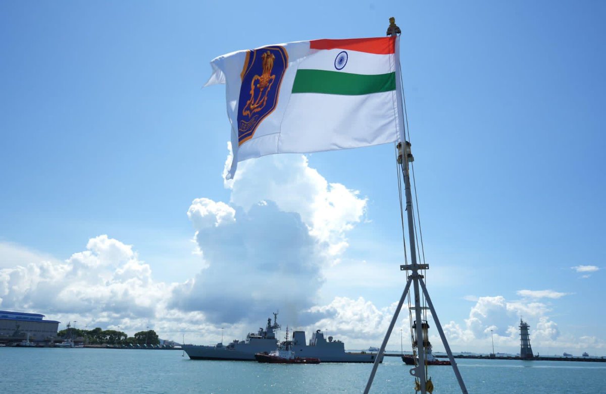 #IndianNavy (INS Delhi, INS Kiltan & INS Shakti) concluded it's port call at #Singapore today en route to #SouthChinaSea.

#EasternNavalCommand