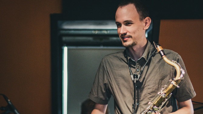 🎙"A Dinamarca respecten les meves arrels i saben escoltar la meva música"

Cesar Joaniquet ens ha parlat dels seus projectes i del concert que ha ofert dins del <a href="/festivaljazzvic/">27 Alhambra Festival Jazz Vic</a>, que serà editat en vinil pel segell <a href="/UnderPoolMusic/">UnderPool</a>

🔊ccma.cat/3cat/cesar-joa…