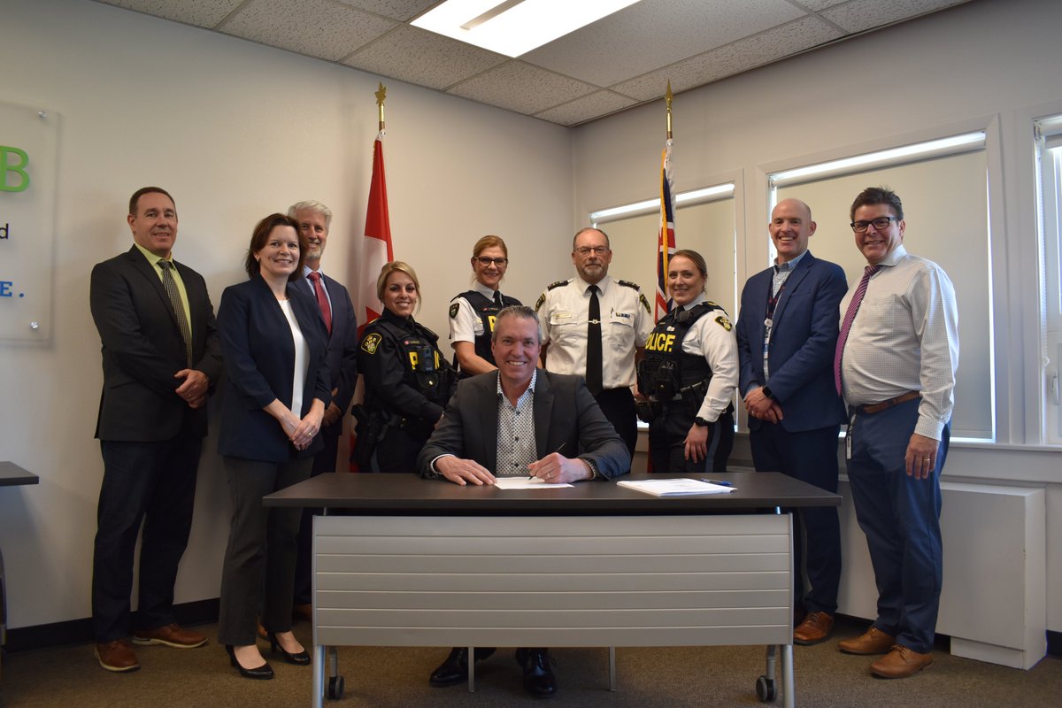 👮‍♂️Cette semaine, un protocole renouvelé entre les quatre détachements de police du comté de Renfrew et les quatre conseils scolaires du comté, a été officiellement signé. Étienne Parenteau, directeur du Service de soutien à l'apprentissage du CECCE, était présent pour la