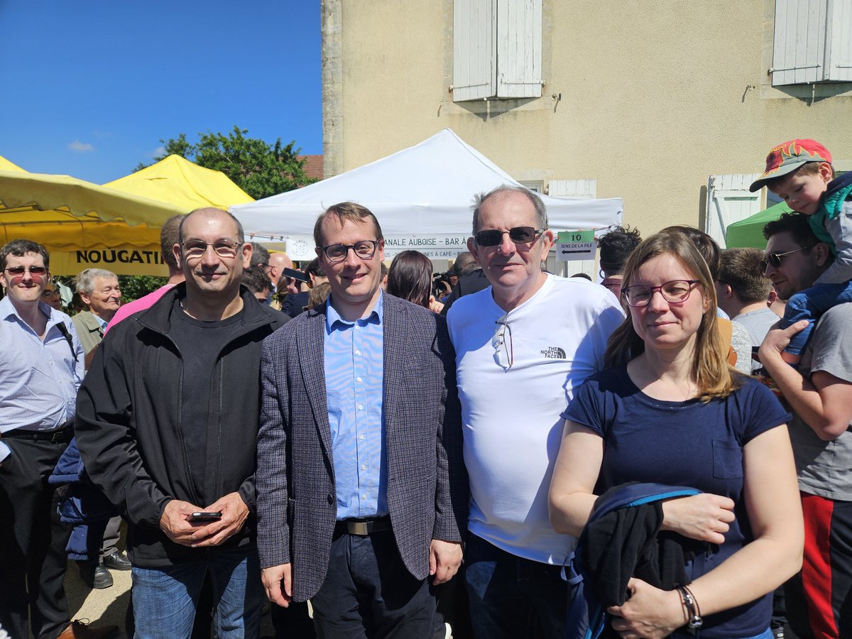 Élus et militants du RN 52 étaient ce jour aux côtés de Marine Le Pen au marché aux fleurs de Bergères dans l'Aube.
@LRDehault @BentzChristophe
#Européennes2024 
#VivementLe9Juin 
#européennes2024 
👇