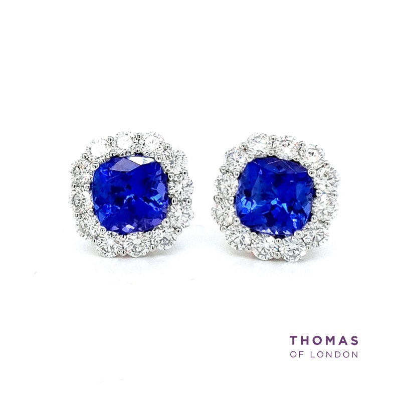 This stunning pair of cluster earrings feature a bright blue pair of fine quality tanzanite gemstones framed with a glittering border of brilliant cut diamonds. thomasoflondon.com/tanzanite-diam… #clusterearrings #tanzanite #jewellery #thomasoflondon