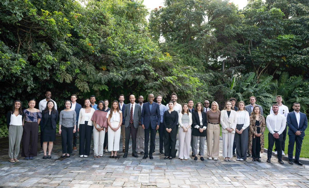 This afternoon at Urugwiro Village, President Kagame received a delegation of Harvard Business School MBA students, as well as faculty and staff members led by Professor Andy Zelleke, visiting Rwanda on a Field Global Immersion (FGI) course. The course pairs first-year MBA…