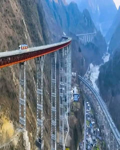 Una sección de carretera de 240 kilómetros de largo en China, con 270 viaductos y 25 túneles.