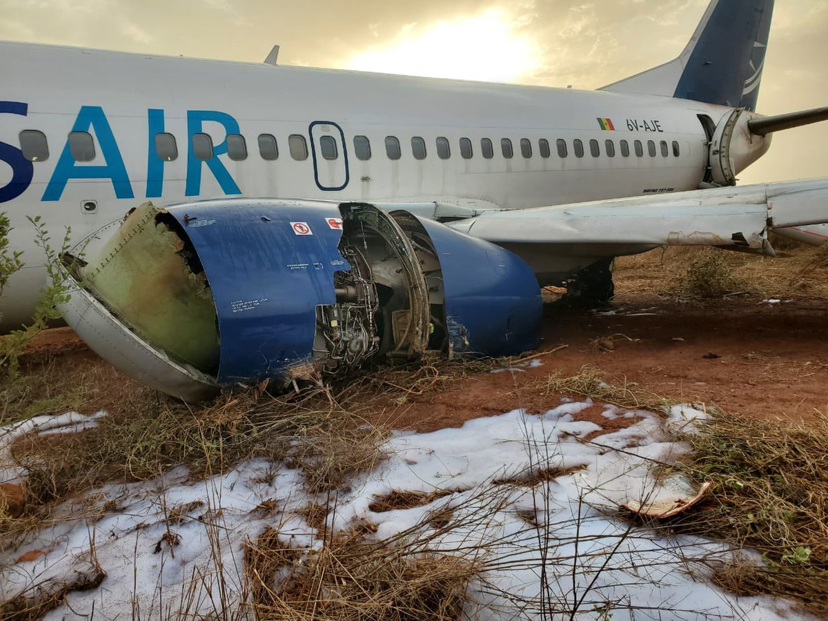 🇸🇳‼️Un Boeing 737 de Air Sénégal se salió de la pista en Dakar, resultando 10 de los 85 ocupantes heridos, incluido un piloto. El avión sufrió daños visibles.