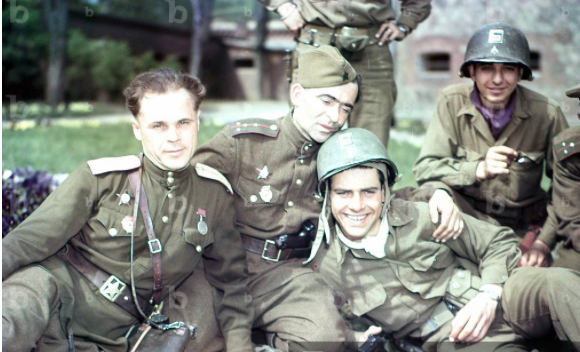 @emanuelefelice2 Torgau, 25 aprile 1945. Soldati US e sovietici si incontrano sulle rive dll'Elba.