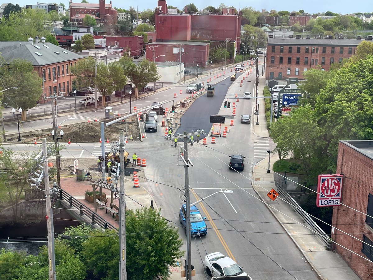 This, dear friends, is the @CityofProv removing a slip lane in order to build a new two-way urban trail along the Woonasquatucket River 🤩🤩🤩