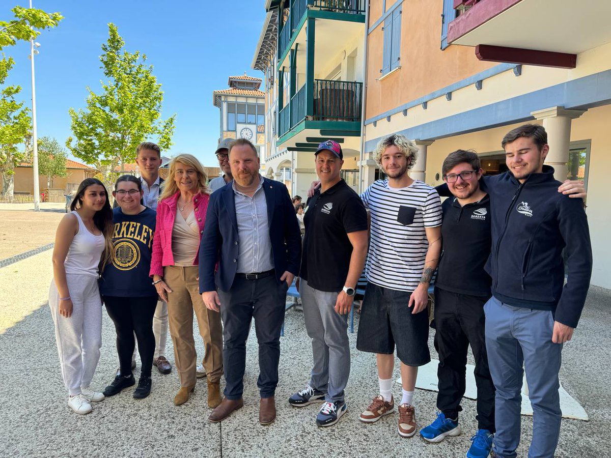 FaureDominique's tweet photo. #Europe | Avec @gdarrieussecq et @fabien_laine à Sanguinet pour parler de l’impact concret de l’Europe dans le dynamisme de nos campagnes ! 🌳🇪🇺

Grâce à l’Europe, ici dans les Landes, la commune de 4 000 habitants peut bénéficier de financements européens pour revitaliser son centre ville mais également de la présence d’étudiants en Erasmus qui viennent grandement contribuer à l’attractivité du territoire 📚

En bref, à Sanguinet, l’Europe, on l’aime ! 🇪🇺

Le #9juin, plus que jamais, nous avons @BesoindEurope avec @ValerieHayer ! 🗳️
