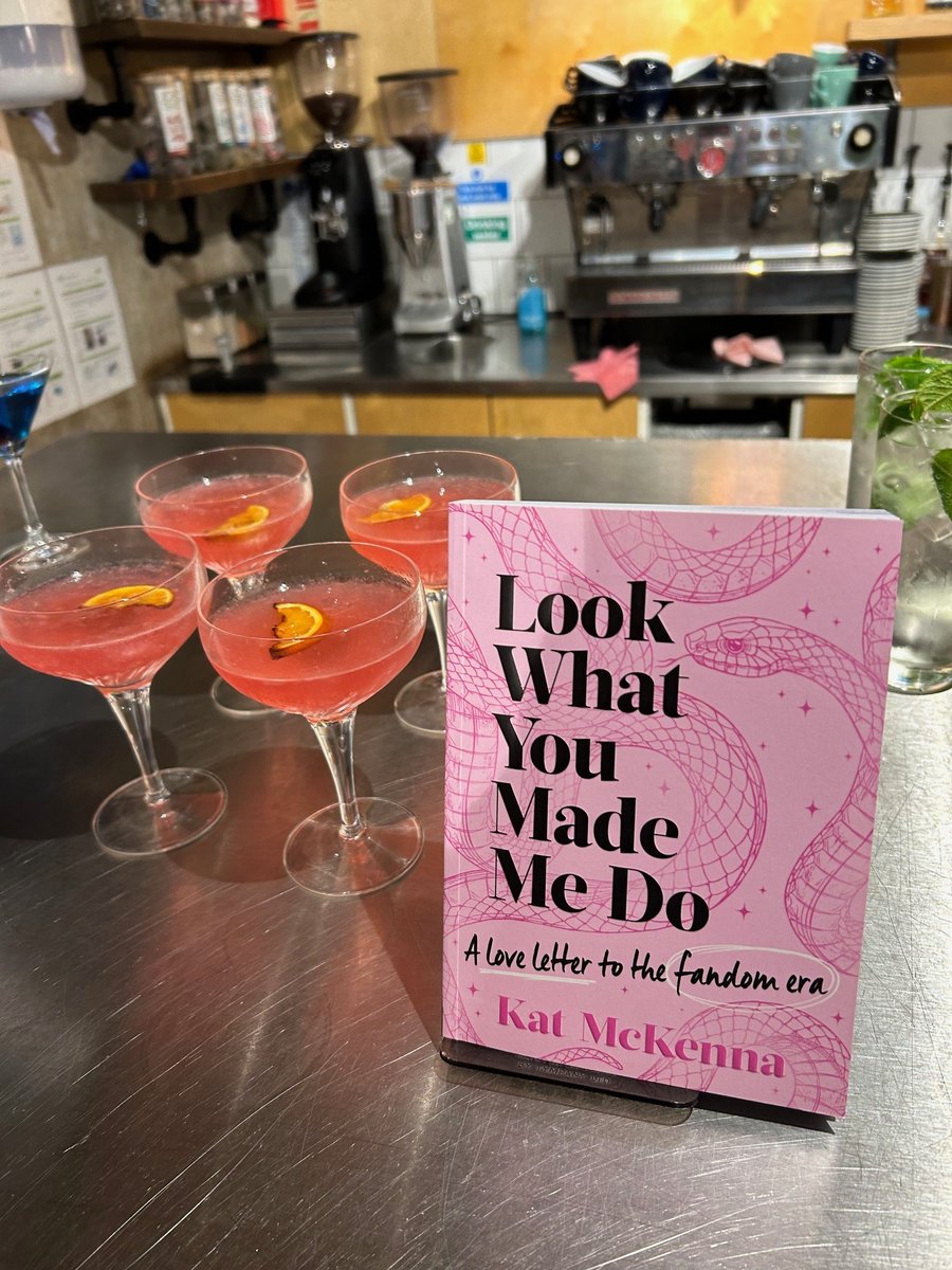 The most fun launch for Look What You Made Me Do last night!!🐍So many themed cocktails I can't even fit all the pics in the tweet! Congrats @katmckenna_ and thank you @simonYAbooks 🎉