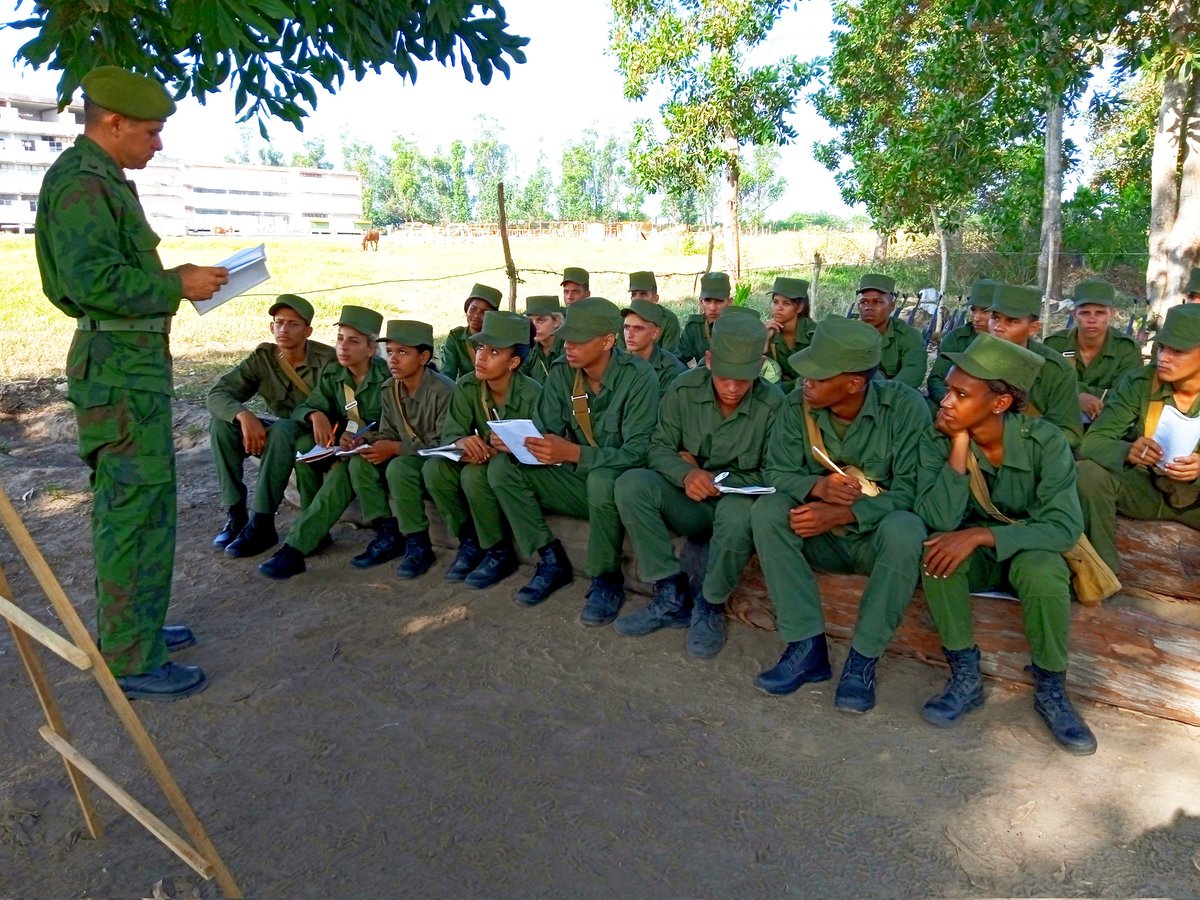 🔴🔵🟢| Los alumnos de 12 grado de la EMCC de Pinar del Río, durante el Concentrado de preparación militar, consolidan sus conocimientos. Este período les brinda las herramientas necesarias para enfrentar los desafíos que les esperan como futuros oficiales de las FAR. #Cuba 🇨🇺