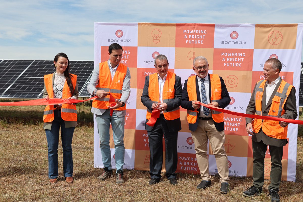 Hoy @GuzmanGomezMdC , junto al jefe del Servicio Territorial de Industria Comercio y Economía de Valladolid, Marceliano Herrero Sinovas, concejales de #MedinadelCampo y representantes de la empresa @Sonnedix han inaugurado la planta solar fotovoltaica ubicada en El Carrascal.