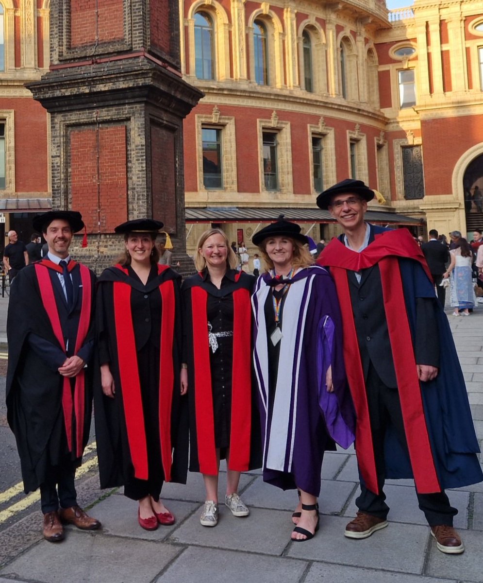 Thoroughly enjoyed watching our @MRC_LMS PhD students graduate yesterday. No selfies on the stage allowed but here was our academic procession! What is the collective noun for floppy hats? @aexbrown @Alexis_Barr @vaquerizasjm @CochemeLab