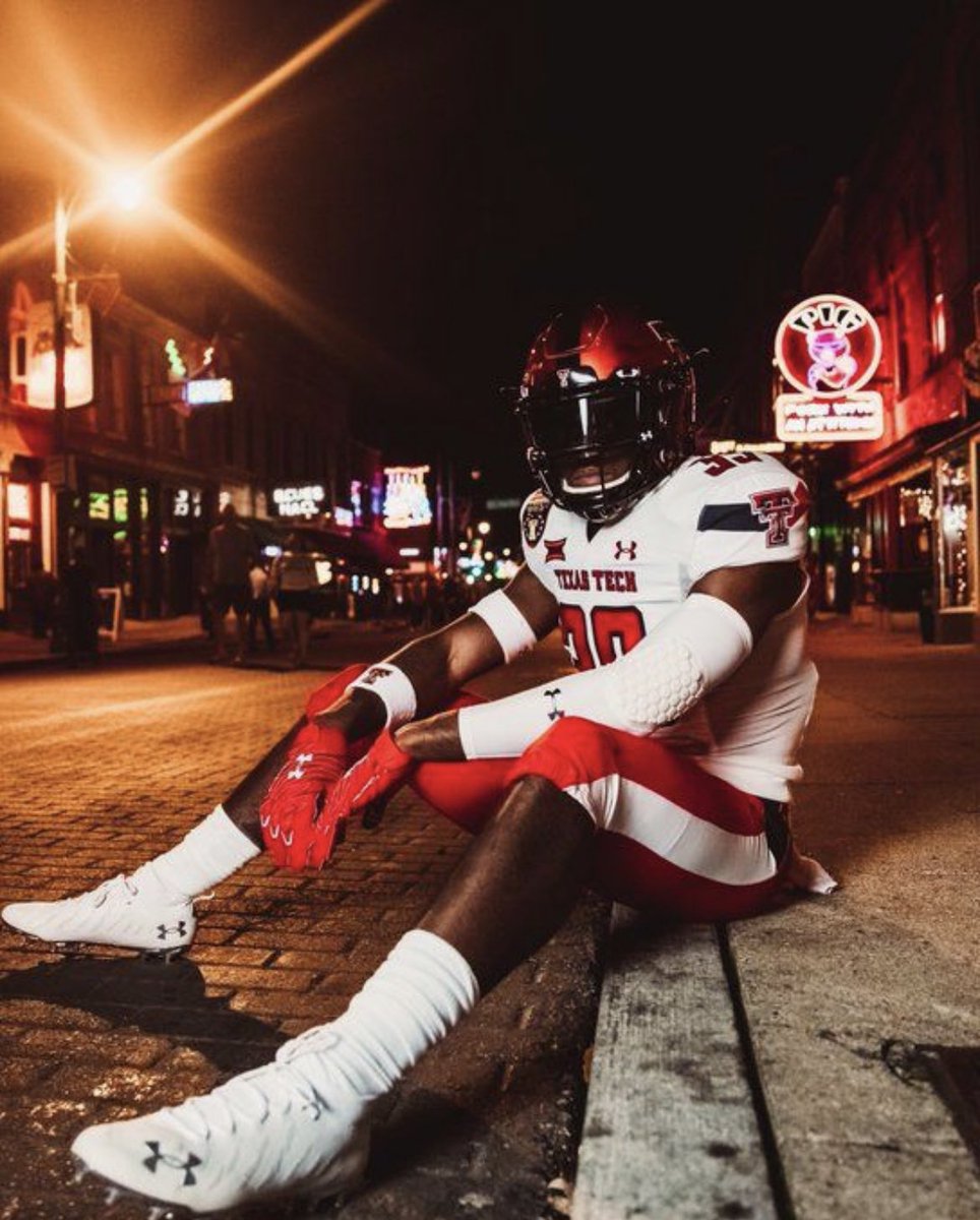 #AGTG!! Blessed to receive my 1st d1 offer after a great conversation with @CoachZFitch @JoeyMcGuireTTU @TexasTechFB #GunsUp #WreckEm 🔴⚫️ @rohawksfootball @HawkHypeMan @CoachRiser214 @CoachTraun @All4OneLineman @NICO_Trenches