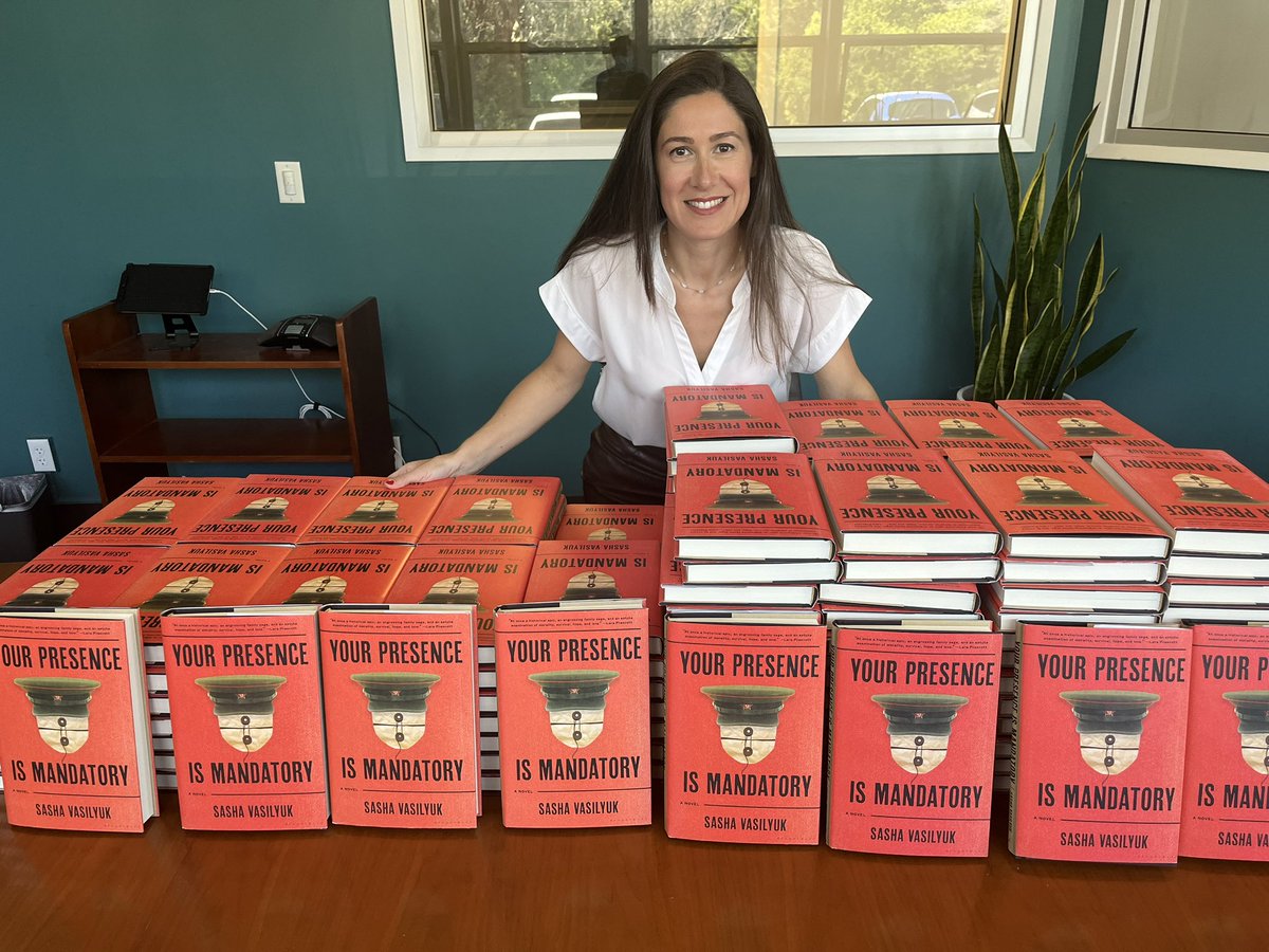 Becoming a 1st time author can be emotionally destabilizing. Last 2 weeks have been very 😁/😭. But yesterday I had a total Dream Author Day: spoke at a Rotary Club to raise $$ for Ukraine, signed LOTS of books at the library, and visited Stanford students who’ve loved my book.