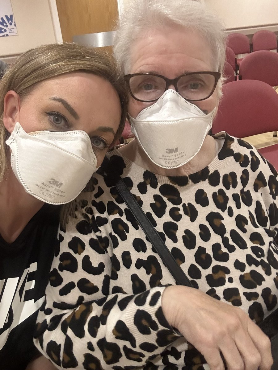 Hey, @tacobelluk, who do I complain to about your staff laughing and smirking at me for wearing a respirator to collect food? Not what you need when you’ve spent all day in hospital with your extremely clinically vulnerable mum is it. Here a pic of us at the hospital: 🧵1)
