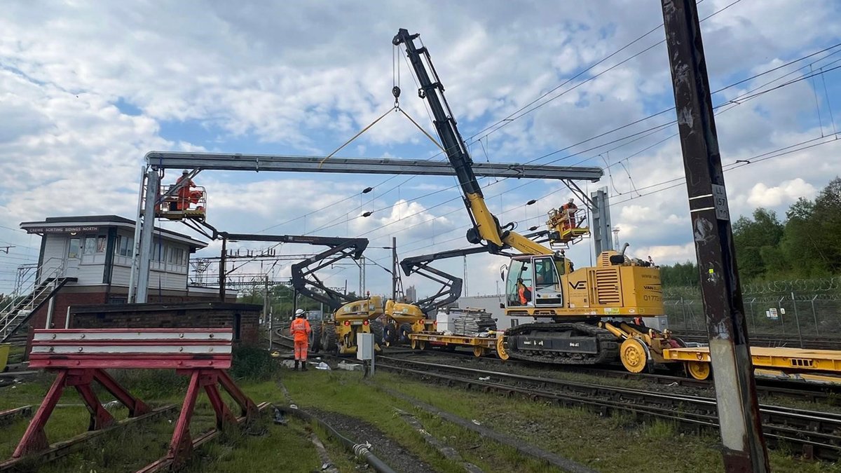 👷 We carried out vital work to make the West Coast Main Line over the bank holiday weekend. Drainage work and major track upgrades will make Europe’s busiest mixed use railway more reliable: 👉 networkrailmediacentre.co.uk/news/west-coas… #WestCoastMainLine @networkrailWCML