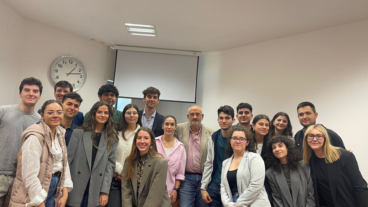 Última clase😪. Con mis queridos alumnos del doble grado Derecho-Economía, tras la simulación de una vista de juicio verbal.

Unos fenómenos, a los que tendré siempre un cariño muy especial, pues han dado y me han dado mucho más de lo que les era exigible. <a href="/FacDerechoAB/">Fac. Derecho - AB</a> <a href="/uclm_es/">Universidad de Castilla-La Mancha</a>