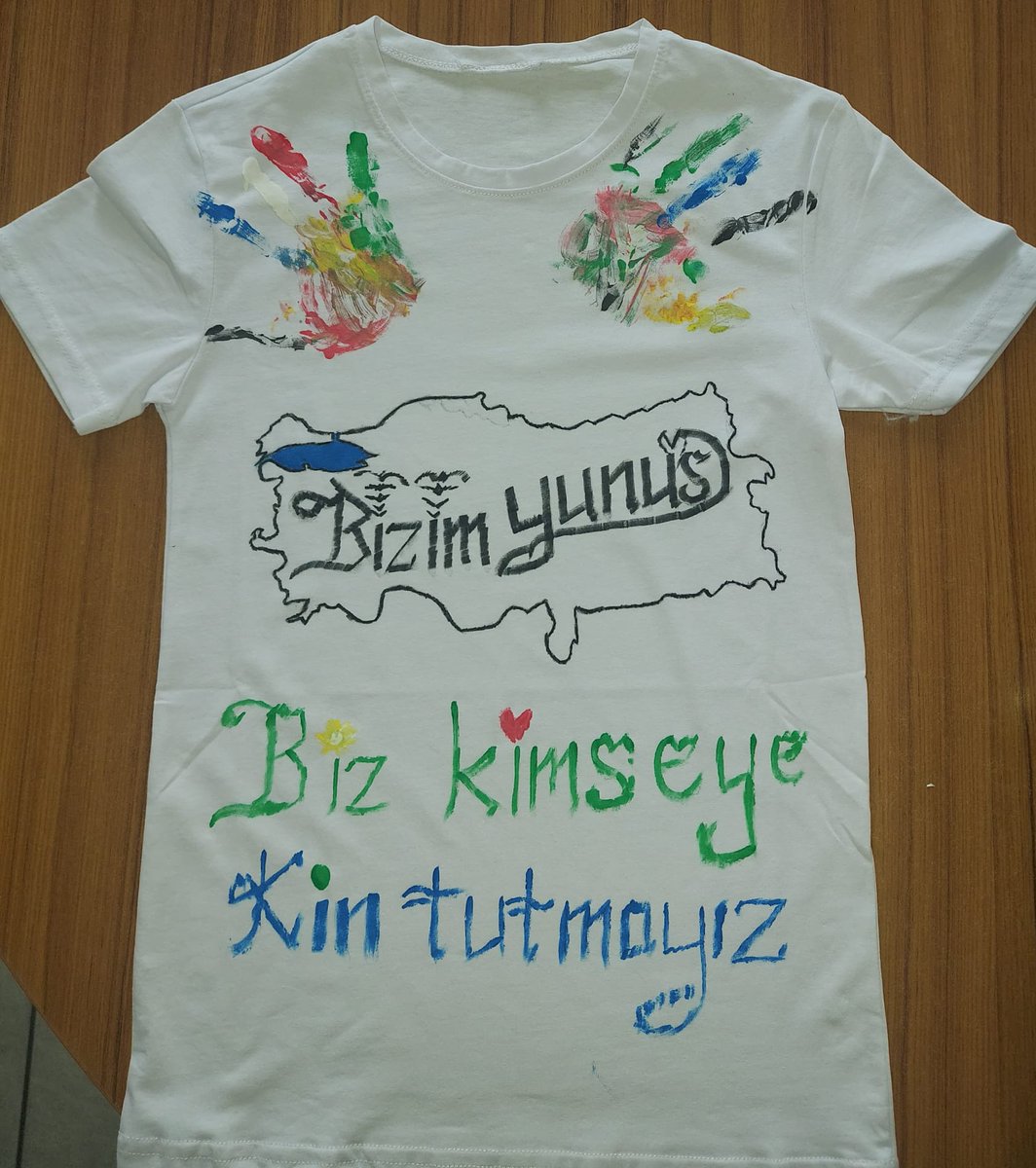 Dilimizin Zenginlikleri projesi kapsamında 'Yunus Emre' temalı tişört boyama çalışmamız. Türkçe Öğretmenimiz Mehmet Çarkıt ve öğrencilerimizin ellerinden.