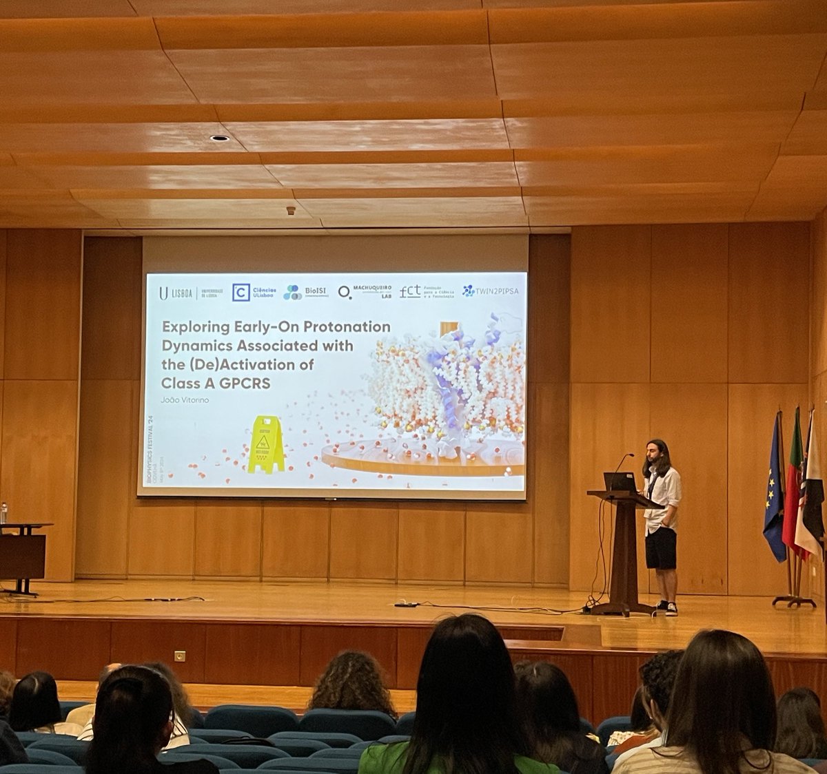 Computational BiopHysics Lab (@machuqueirolab) on Twitter photo Our student João Vitorino just did an amazing Flash Pitch at the Biophysics Festival 2024, about protonation dynamics on Class A GPCRs.
<a href="/pybphy/">Portuguese Young Biophysicists</a> Our student João Vitorino just did an amazing Flash Pitch at the Biophysics Festival 2024, about protonation dynamics on Class A GPCRs.
<a href="/pybphy/">Portuguese Young Biophysicists</a>