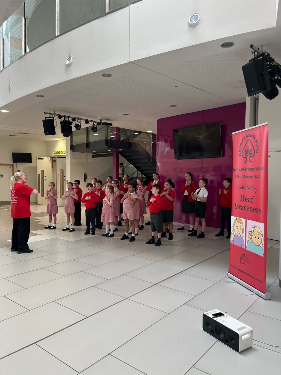 SpSLTnetwork's tweet image. Another great #DeafAwarenessWeek at @AlderHey. Nancy who is a hearing dog for deaf people was a big hit and a big thank you to the WONDERFUL signing choir from @AshKnotty who kept everyone entertained!