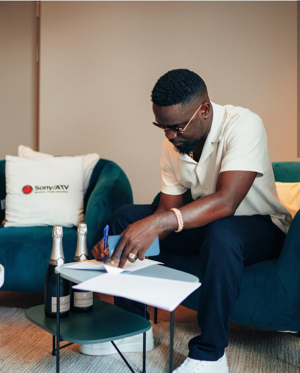 #TB Sarkodie x Sony Music Pub

 “Just sign a new contract b3 y3 over half a $ million if I'm not mistaken!”