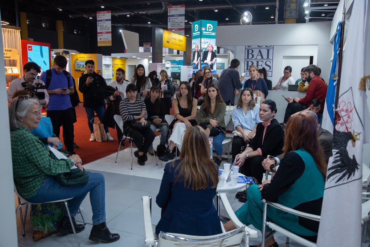 📖 Consumo comprensible: Presentación de la “Guía sobre el procedimiento administrativo en lenguaje Claro”
La publicación fue presentada en el stand <a href="/editorialjus/">Editorial Jusbaires</a> en @ferialibro 
Más info ➡️ consejo.jusbaires.gob.ar/noticias/consu…