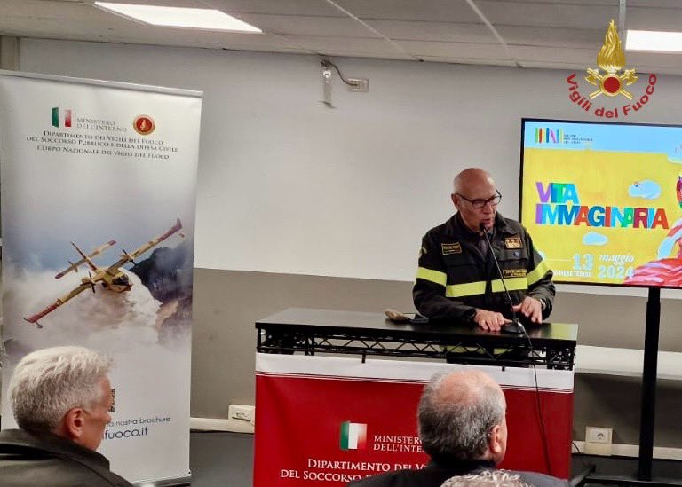 Dagli addestramenti su Etna e Dolomiti ai complessi salvataggi durante l’alluvione di un anno fa in Emilia Romagna: 96 pagine per celebrare i 70 anni della componente aerea dei #vigilidelfuoco. Presentato #oggi al @SalonedelLibro di #Torino 'Il Volo dei Draghi' #9maggio