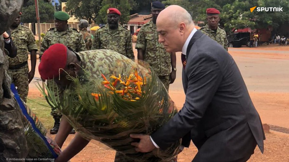 La #Centrafrique commémore aussi le Jour de la Victoire.

L'ambassadeur russe a participé à #Bangui à une cérémonie en l'honneur des victimes et héros de la Seconde Guerre mondiale, rapporte la mission diplomatique.