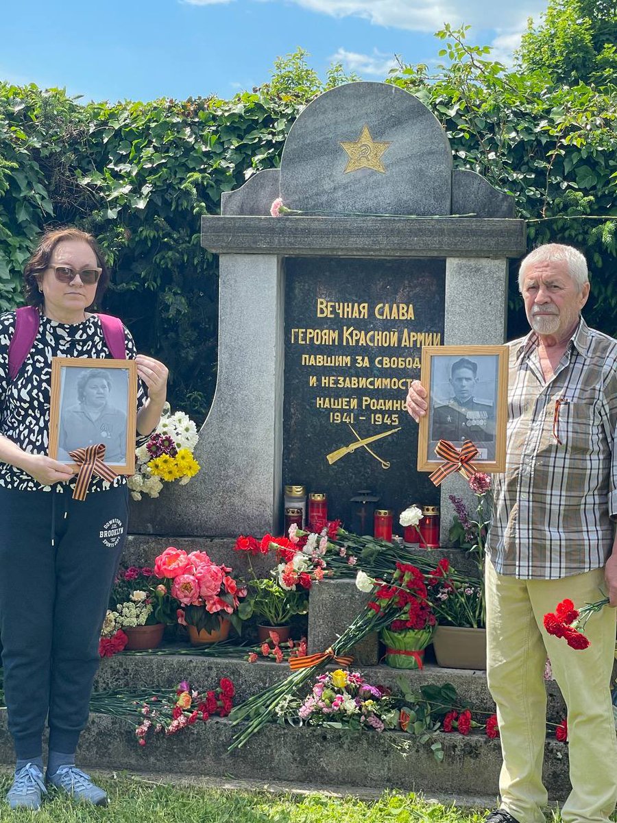 💐 Auf Einladung der russisch-österreichischen Freundschaftsgesellschaft Steiermark nahmen Vertreter der Botschaft an der traditionellen Gedenkveranstaltung an dem sowjetischen Kriegsgrab auf dem Grazer Zentralfriedhof teil. 🔗 t.me/RusBotWien_DE/…