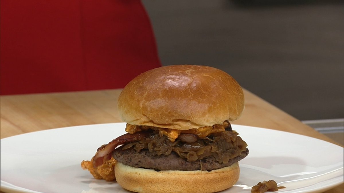 Chef from Hinsdale steakhouse Vistro Prime shares burger recipe on Cooking up a Storm

abc7chicago.com/post/hinsdale-…

#WhiskedAway

Vistro Prime in Hinsdale is a steakhouse that's quickly becoming known for its burgers.