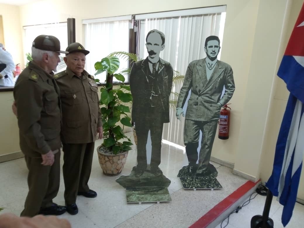 Emotivo acto con los trabajadores del #PalacioDeLaRevolución, conmemorando el 60 aniversario de la fundación de la Oficina de Asuntos Históricos y el 104 aniversario del natalicio de nuestra querida #CeliaSánchez.  #CubaVsBloqueo  #FidelPorSiempe